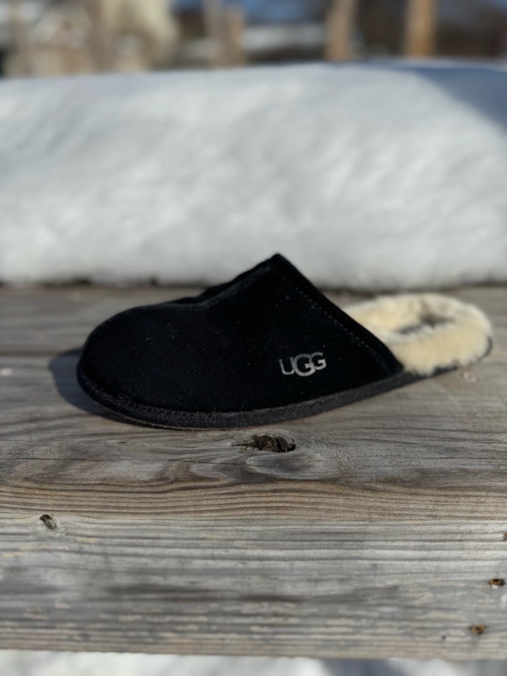 UGG Scuff Slippers Mens 9 / Womens 11 Black Sheepskin shearling lined Slip on